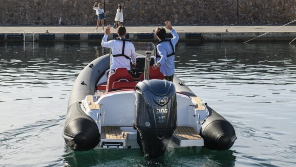 2022 Yamaha V6, 4.2L 300HP – 30″ Shaft - Image 3