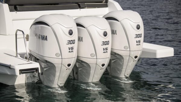 Yamaha V6, 4.2L 300HP – 35″ Shaft, 2022 Model - Image 5